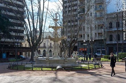 Fountain in Plaza Constitución - Department of Montevideo - URUGUAY. Photo #64847
