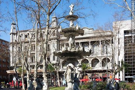 Fountain in Plaza Constitución. Backm the former hotel Alhambra and Club Uruguay - Department of Montevideo - URUGUAY. Foto No. 64840