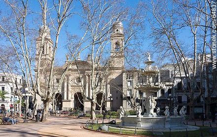 Catedral Metropolitana frente a la Plaza Constitución - Departamento de Montevideo - URUGUAY. Foto No. 64837