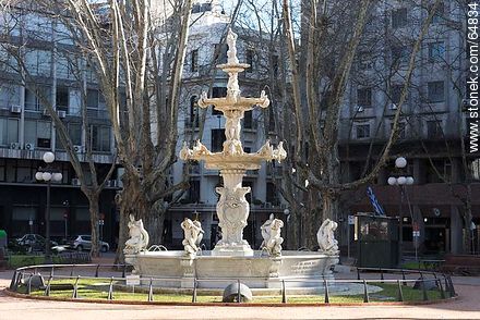 Fountain in Plaza Constitución - Department of Montevideo - URUGUAY. Foto No. 64834