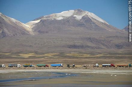 Chungará Lake. Nevados de Quimsachata. Time line of trucks waiting at the border post - Chile - Others in SOUTH AMERICA. Foto No. 65175
