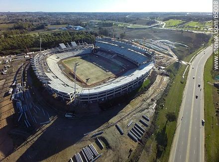 Foto aérea del avance de obra de construcción del estadio del Club A. Peñarol al 15 de agosto de 2015 -  - URUGUAY. Foto No. 65008