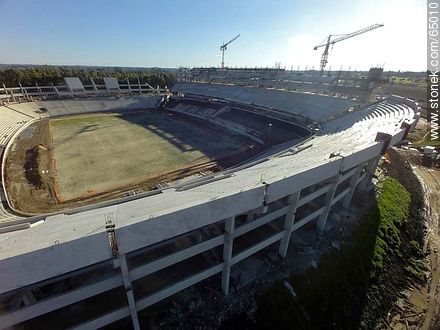 Foto aérea del avance de obra de construcción del estadio del Club A. Peñarol al 15 de agosto de 2015 -  - URUGUAY. Foto No. 65010