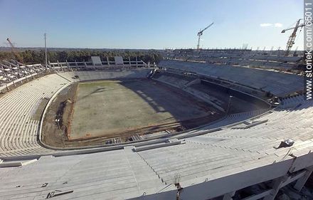 Foto aérea del avance de obra de construcción del estadio del Club A. Peñarol al 15 de agosto de 2015 -  - URUGUAY. Foto No. 65011