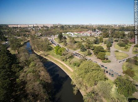 Arroyo Miguelete en el parque del Prado. Al fondo, el Parque Posadas. - Departamento de Montevideo - URUGUAY. Foto No. 65019