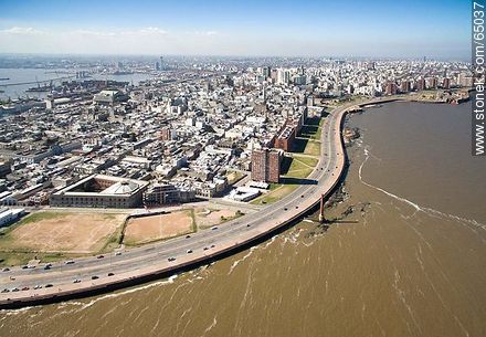 Aerial photo of a section of the Ciudad Vieja. Ramblas Francia and Gran Bretaña - Department of Montevideo - URUGUAY. Foto No. 65037