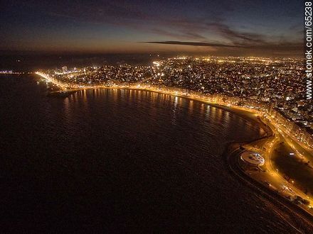 Foto aérea nocturna de la rambla República del Perú - Departamento de Montevideo - URUGUAY. Foto No. 65238