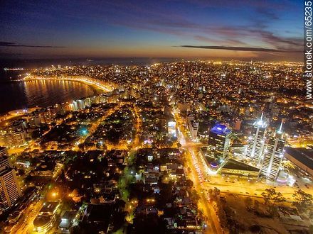 Foto aérea nocturna de Pocitos y Buceo. Torres 1, 2 y 3 del WTC - Departamento de Montevideo - URUGUAY. Foto No. 65235