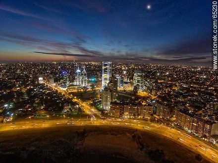 Foto aérea nocturna de la rambla Armenia, edificios y torres - Departamento de Montevideo - URUGUAY. Foto No. 65230