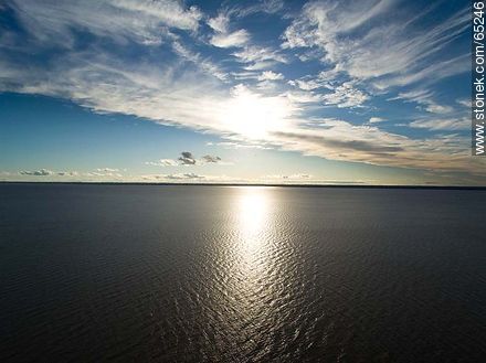 calm sea with few waves and somewhat cloudy sky at sunset - Rio Negro - URUGUAY. Foto No. 65246
