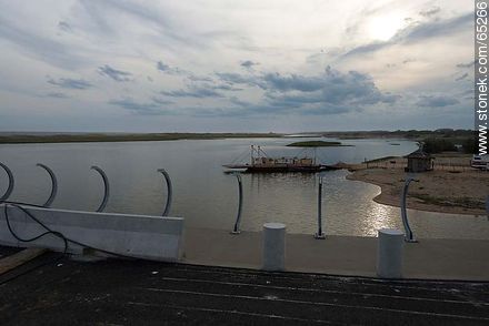 Etapa final de la construcción del puente sobre la laguna Garzón. Al fondo, la balsa de transporte de vehículos - Departamento de Rocha - URUGUAY. Foto No. 65266