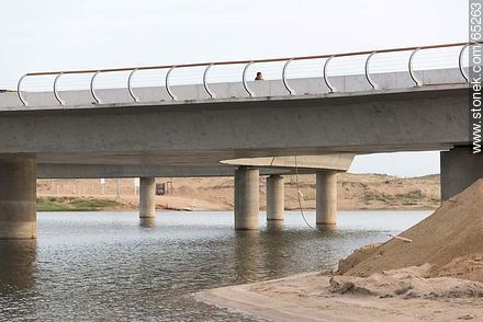 final stage of the construction of the bridge over the Garzon lagoon - Department of Rocha - URUGUAY. Foto No. 65263