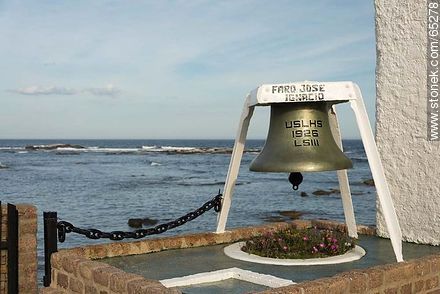Bell at the base of the lighthouse in José Ignacio - Punta del Este and its near resorts - URUGUAY. Foto No. 65278