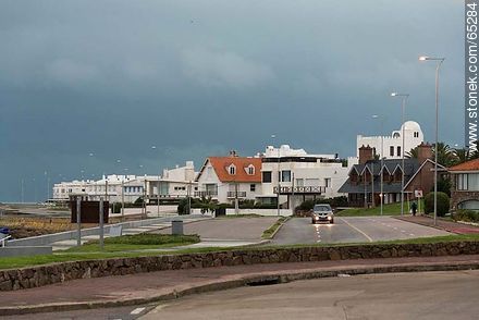 Rambla Artigas de Punta del Este con nubosidad de tormenta - Punta del Este y balnearios cercanos - URUGUAY. Foto No. 65284