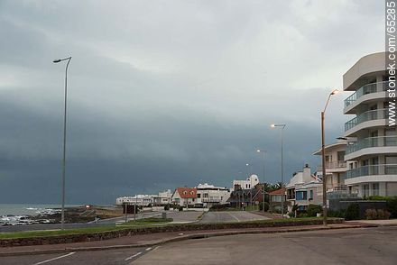 Rambla Artigas de Punta del Este con nubosidad de tormenta - Punta del Este y balnearios cercanos - URUGUAY. Foto No. 65285