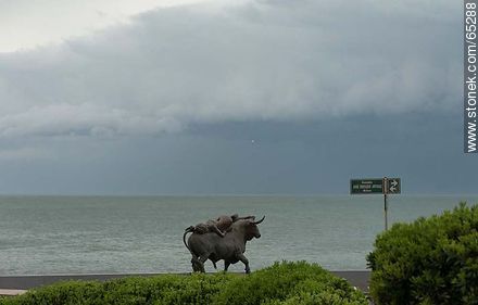 Sculpture of a bull and a woman in approaching storm - Punta del Este and its near resorts - URUGUAY. Foto No. 65288