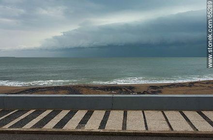 Rambla Artigas de Punta del Este con nubosidad de tormenta - Punta del Este y balnearios cercanos - URUGUAY. Foto No. 65289
