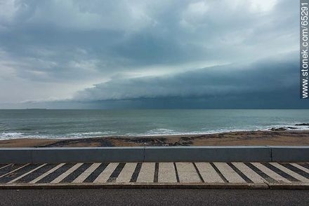 Rambla Artigas de Punta del Este con nubosidad de tormenta - Punta del Este y balnearios cercanos - URUGUAY. Foto No. 65291