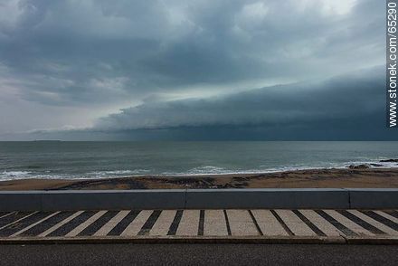 Rambla Artigas de Punta del Este con nubosidad de tormenta - Punta del Este y balnearios cercanos - URUGUAY. Foto No. 65290