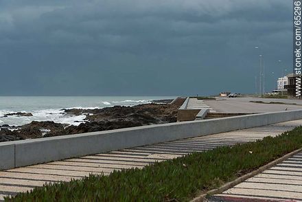 Rambla Artigas de Punta del Este con nubosidad de tormenta - Punta del Este y balnearios cercanos - URUGUAY. Foto No. 65296