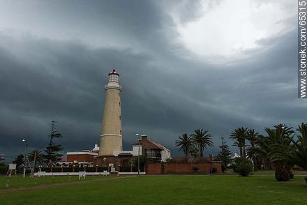 Lighthouse of Punta del Este with clouds of storm - Punta del Este and its near resorts - URUGUAY. Foto No. 65315