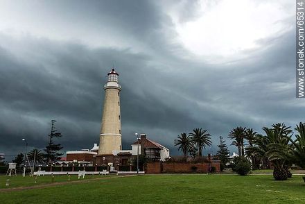 Lighthouse of Punta del Este with clouds of storm - Punta del Este and its near resorts - URUGUAY. Foto No. 65314