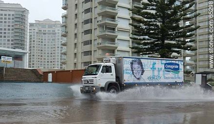 Camión circulando por la rambla inundada - Punta del Este y balnearios cercanos - URUGUAY. Foto No. 65298