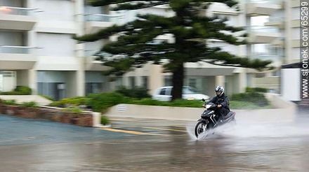 Motociclista circulando por la rambla inundada - Punta del Este y balnearios cercanos - URUGUAY. Foto No. 65299