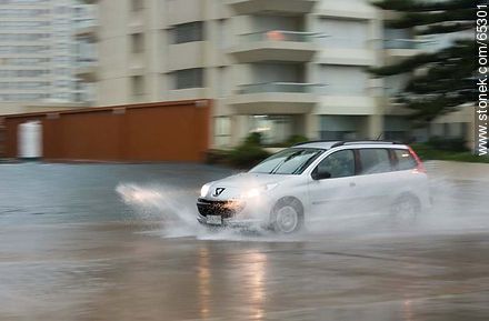 Automóvil circulando por la rambla inundada - Punta del Este y balnearios cercanos - URUGUAY. Foto No. 65301
