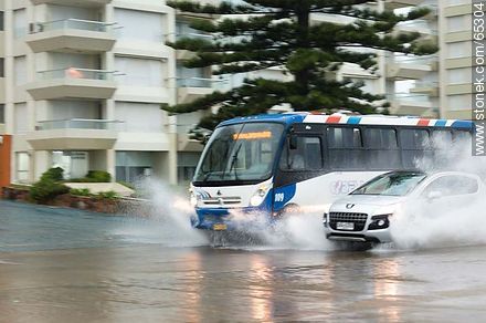 Automóvil y ómnibus circulando por la rambla inundada - Punta del Este y balnearios cercanos - URUGUAY. Foto No. 65304