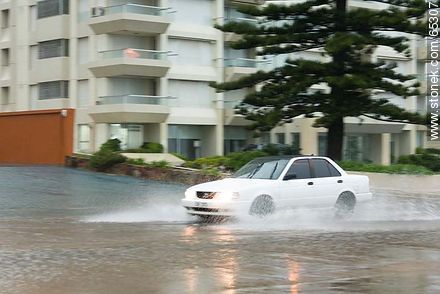 Automóvil circulando por la rambla inundada - Punta del Este y balnearios cercanos - URUGUAY. Foto No. 65307