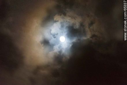 Moon behind cloudy sky -  - MORE IMAGES. Foto No. 65337