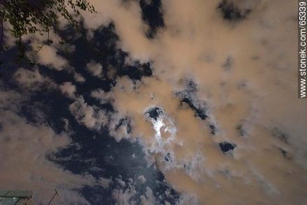 Luna detrás del cielo nuboso. Nubes iluminadas por la luz de la ciudad -  - IMÁGENES VARIAS. Foto No. 65339