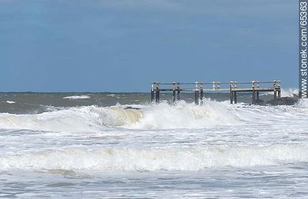 Rough sea with waves hitting the dock - Department of Maldonado - URUGUAY. Photo #65363