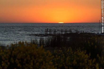 Último destello del sol detrás del mar - Departamento de Maldonado - URUGUAY. Foto No. 65353
