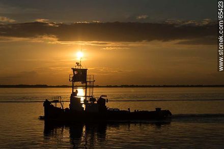 Pusher tug by the river - Department of Colonia - URUGUAY. Foto No. 65423