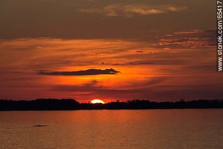 Puesta de sol en el río Uruguay sobre la ribera argentina -  - URUGUAY. Foto No. 65417