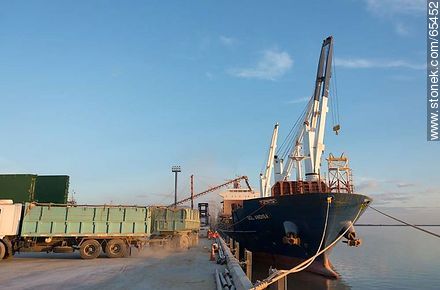 Carga de granos a buque - Departamento de Colonia - URUGUAY. Foto No. 65452