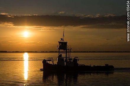 Tugboat at sunset on the Uruguay River - Department of Colonia - URUGUAY. Foto No. 65454
