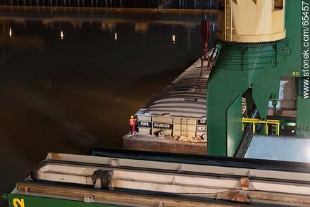 Descarga de buque en la noche - Departamento de Colonia - URUGUAY. Foto No. 65457