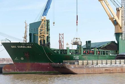 Descarga de barco sobre barcaza para continuar el transporte aguas arriba - Departamento de Colonia - URUGUAY. Foto No. 65482