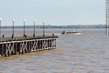 Pier on the Uruguay River. Catamaran to Argentina - Department of Colonia - URUGUAY. Foto No. 65518