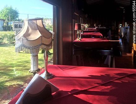 Interior de un vagón antiguo devenido en restaurante. Salón comedor - Departamento de Colonia - URUGUAY. Foto No. 65544
