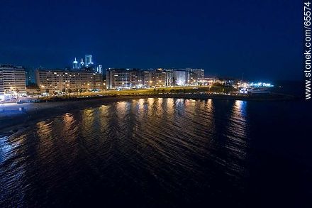Vista aérea nocturna de la rambla Rep. del Perú - Departamento de Montevideo - URUGUAY. Foto No. 65574