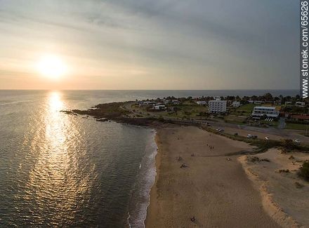 Vista aérea del sol poniente en Punta Fría - Departamento de Maldonado - URUGUAY. Foto No. 65626