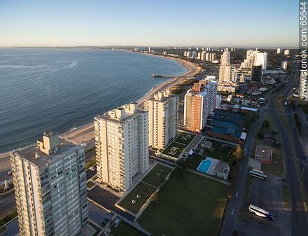 Vista aérea de edificios de la rambla Williman en playa Mansa. Avenida Artigas - Punta del Este y balnearios cercanos - URUGUAY. Foto No. 65644