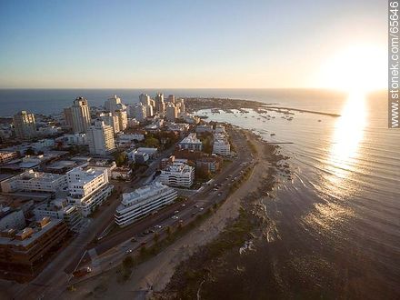Vista aérea de la Rambla Artigas y la calle 18 - Punta del Este y balnearios cercanos - URUGUAY. Foto No. 65646