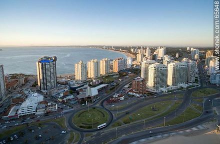 Vista aérea de edificios de las ramblas de playas Mansa y Brava - Punta del Este y balnearios cercanos - URUGUAY. Foto No. 65648