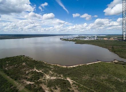 Vista aérea de la planta de procesamiento de pasta de celulosa de UPM. Puente San Martín - Departamento de Río Negro - URUGUAY. Foto No. 65689