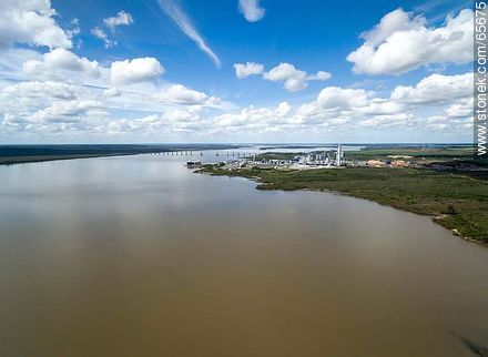 Aerial view of the UPM cellulose pulp processing plant. San Martín Bridge - Rio Negro - URUGUAY. Foto No. 65675